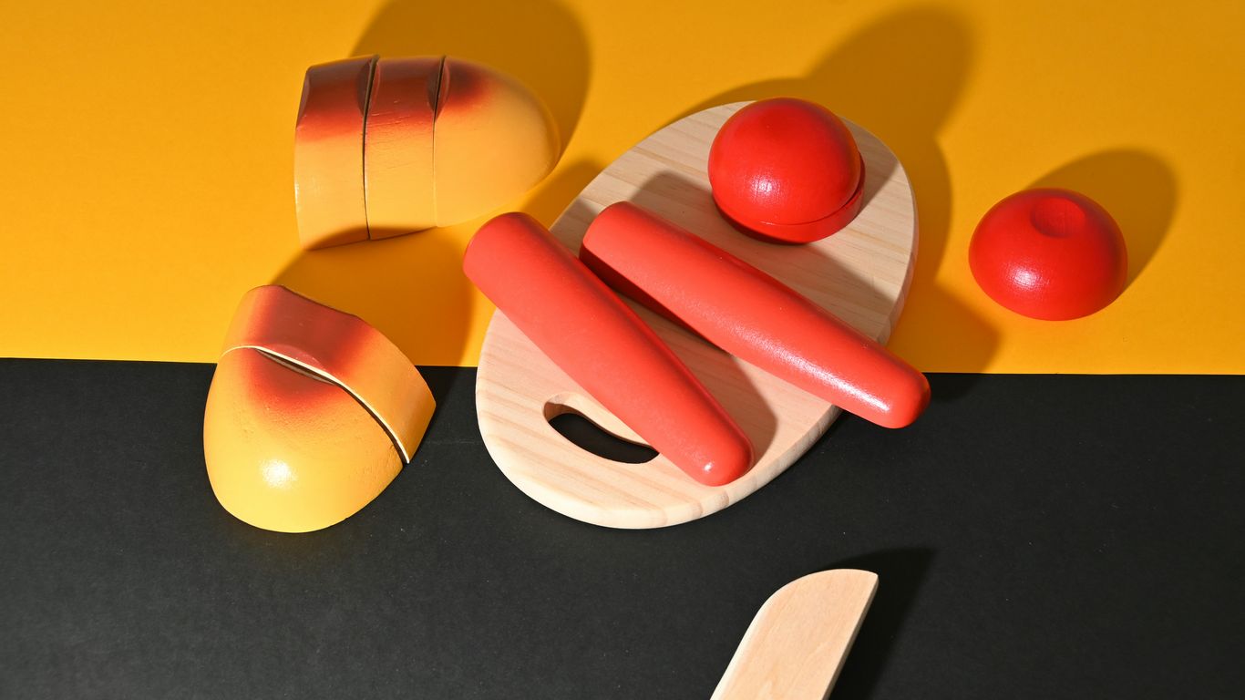 D-vitamiini haittavaikutukset: Milloin huolestua ja mitä ottaa huomioon? 1 a wooden toy with a red and yellow design on it